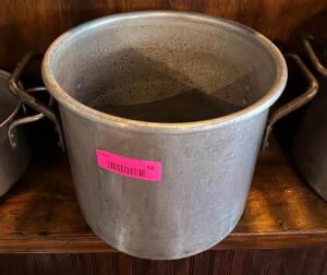 DESCRIPTION: STOCK POT WITH HANDLES SIZE: 11"X8.5" LOCATION: MAIN DINING QTY: 1