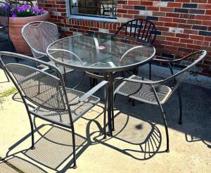 DESCRIPTION: PATIO TABLE W/ 4 CHAIRS SIZE: 41.5" LOCATION: FRONT PATIO QTY: 1