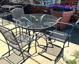 DESCRIPTION: PATIO TABLE W/ 4 CHAIRS SIZE: 41.5" LOCATION: FRONT PATIO QTY: 1