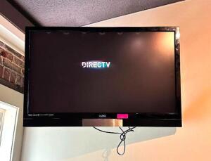 DESCRIPTION: VIZIO TV INFORMATION: NO REMOTE, POWERS ON LOCATION: MAIN DINING QTY: 1