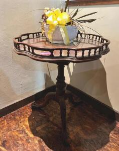 DESCRIPTION: END TABLE W/ PLANTER LOCATION: MAIN DINING QTY: 1