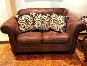 DESCRIPTION: LOVE SEAT INFORMATION: CLOTH SIZE: 64" LOCATION: MAIN DINING QTY: 1