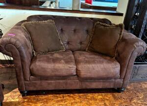 DESCRIPTION: LOVE SEAT INFORMATION: CLOTH SIZE: 64" LOCATION: MAIN DINING QTY: 1