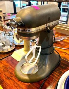 DESCRIPTION: KITCHEN AID MIXER INFORMATION: NO BOWL LOCATION: MAIN DINING QTY: 1