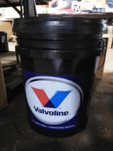 DESCRIPTION: (1) BUCKET OF LUBRICATING OIL BRAND/MODEL: VALVOLINE SIZE: 5 GALLON QTY: 1