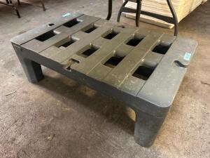 36" X 24" GREY PLASTIC DUNNAGE RACK