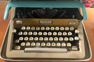 ROYAL ARISTOCRAT VINTAGE TYPE WRITER