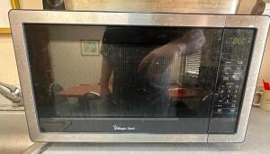 DESCRIPTION: MAGIC CHEF MICROWAVE BRAND / MODEL: MAGIC CHEF LOCATION: KITCHEN QTY: 1