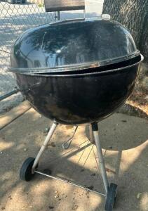 DESCRIPTION: WEBBER CHARCOAL BBQ GRILL LOCATION: OUTSIDE QTY: 1