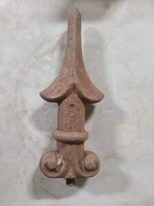 DESCRIPTION: (1) FENCE TOPPER BRAND/MODEL: MUST COME INSPECT INFORMATION: CAST IRON SIZE: SPEAR SHAPE RETAIL$: $14.59 EA QTY: 1