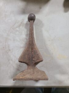 DESCRIPTION: (1) FENCE TOPPER BRAND/MODEL: MUST COME INSPECT INFORMATION: CAST IRON SIZE: SPEAR SHAPE RETAIL$: $14.59 EA QTY: 1