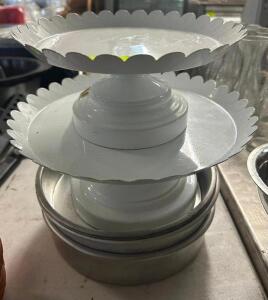 (1) LOT CAKE STAND AND SMALL CAKE ROUNDS