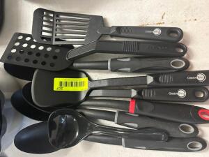 (1) LOT OF ASSORTED PLASTIC UTENSILS