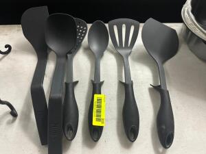 (1) LOT OF ASSORTED PLASTIC UTENSILS