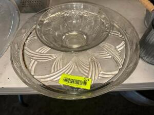 GLASS PLATTERS AND (1) SMALL GLASS BOWLS