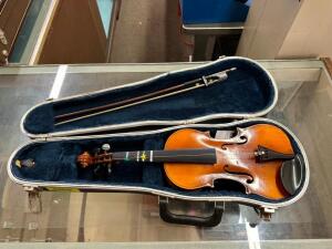 1/4 SIZED VIOLIN W/ CASE AND BOW