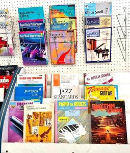 LARGE GROUP OF JAZZ, GUITAR AND PIANO INSTRUCTIONAL MUSIC BOOKS