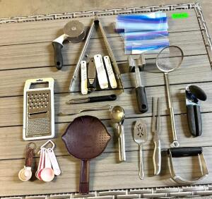 LOT OF KITCHEN UTENSILS