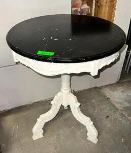 ROUND END TABLE