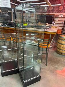 18" X 18" GLASS DISPLAY CASE