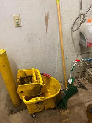 MOP BUCKET AND WRINGER