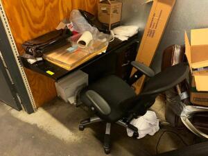 (2) DESKS AND (2) OFFICE CHAIRS