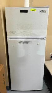 REFRIDGERATOR