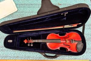 VIOLIN W/ CASE & BOW