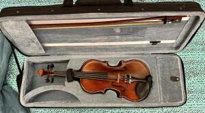 VIOLIN W/ CASE & BOW