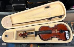 1/2 VIOLIN WITH BOW & CASE