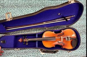 VIOLIN W/ CASE & BOW