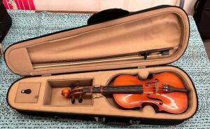 VIOLIN W/ CASE & BOW