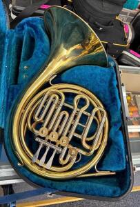 FRENCH HORN WITH CASE