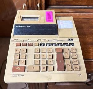 DESCRIPTION: TEXAS INSTRUMENTS CALCULATOR QTY: 1