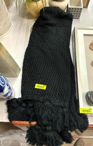 DESCRIPTION: THROW BLANKET QTY: 1