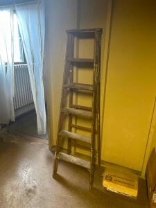 6 FT. WOOD LADDER