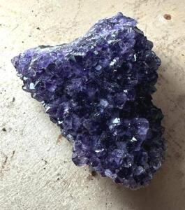 DESCRIPTION: AMETHYST SPECIMEN SIZE: 3-1/2"X2" QTY: 1