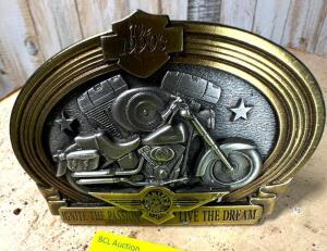 DESCRIPTION: 1990'S HARLEY BELT BUCKLE SIZE: 4" QTY: 1