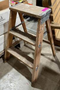 DESCRIPTION: WOODEN STEP LADDER QTY: 1