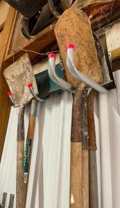 DESCRIPTION: ASSORTED SHOVELS AS SHOWN QTY: 1