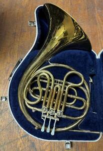 CONN 14d SINGLE FRENCH HORN WITH HARD CASE