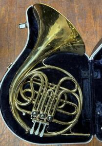 CONN 14d SINGLE FRENCH HORN WITH HARD CASE