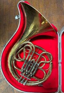 YAMAHA SINGLE FRENCH HORN WITH HARD CASE