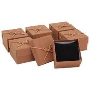 DESCRIPTION: (18) GIFT BOXES WITH PILLOW BRAND/MODEL: JUVALE INFORMATION: BROWN WITH BLACK VELVET PILLOW RETAIL$: $50.94 TOTAL QTY: 16