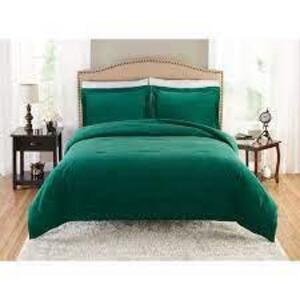 DESCRIPTION: (1) COMFORTER BRAND/MODEL: BETTER HOEM ANDX GARDEN INFORMATION: EMERALD GREEN RETAIL$: $60.00 EA QTY: 1