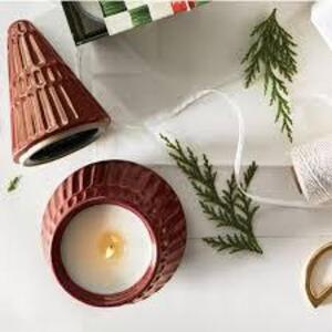 DESCRIPTION: (1) CERAMIC TREE CANDLE BRAND/MODEL: BETTER HOME AND GARDENS INFORMATION: CHERRY AND CLOVE 8.5 OZ RETAIL$: $12.87 EA QTY: 1