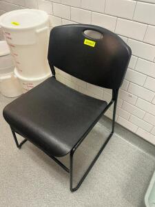 BLACK PLASTIC SIDE CHAIR