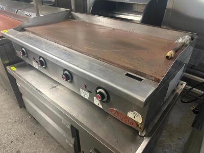 DESCRIPTION 48" THERMOSTATIC GAS FLAT GRILL. ADDITIONAL INFORMATION NATURAL GAS. SIZE 48" LOCATION BAY 6 QTY 1