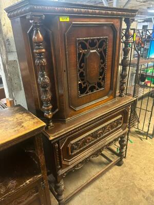 DESCRIPTION ANTIQUE ROCKFORD 40" HARDWOOD BUFFET CHINA CABINET. SIZE 40" LOCATION BAY 6 QTY 1