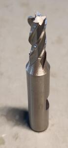 DESCRIPTION: (1) HSS SQ END MILL BRAND/MODEL: HERTEL 84509108 SIZE: 1/4" DIA 5/8" LOC RETAIL$: $13.06 QTY: 1